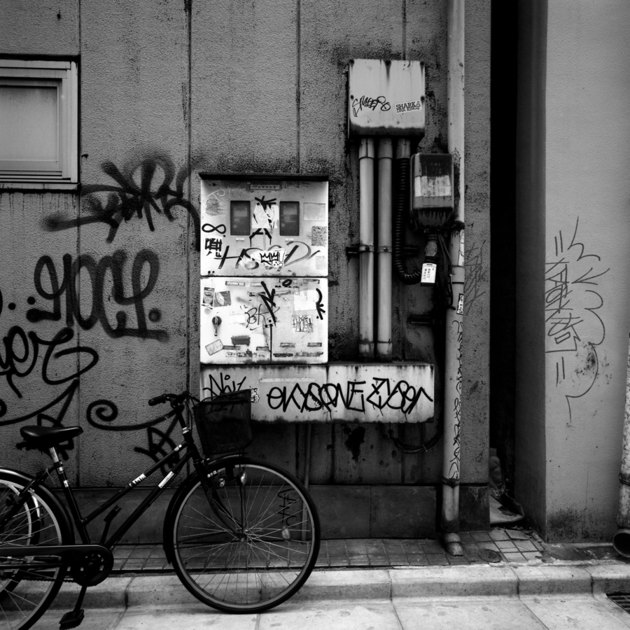 壁の落書きと自転車