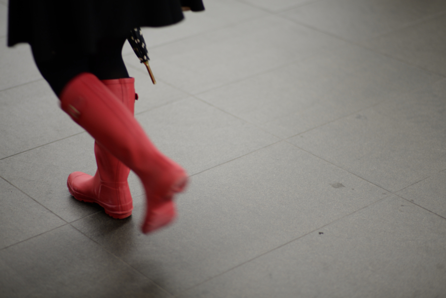 渋谷駅構内 赤い長靴