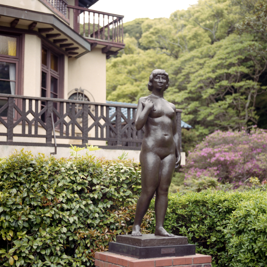 鎌倉文学館の庭にあるブロンズ像