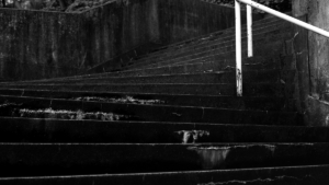 高台の上の歩道に続く階段