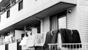 マンションのベランダで布団干し